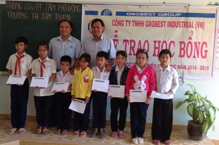 75 suất học bổng của Grobest phối hợp Quỹ Khuyến học Việt Nam và báo Dân trí đến với học sinh nghèo vượt khó - 3 Học sinh nghèo vượt khó ở Trường Tiểu học Tân Thạnh nhận học bổng