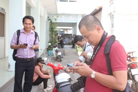 Vụ nữ sinh bị đánh hội đồng: Chưa có kết luận chính thức về mức kỷ luật - 2 Đông đảo phóng viên đến Phòng Giáo dục và Đào tạo TP Trà Vinh để tìm hiểu thông tin.