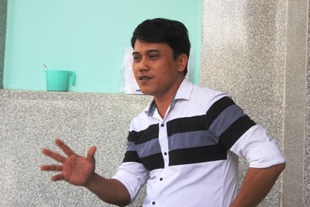 Ông Trần Quốc Dũng rất bức xúc khi xem clip cháu mình hành hung bạn.