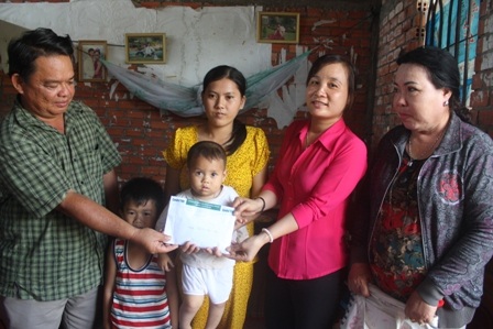 Hơn 53 triệu đồng đến với người đàn ông bệnh ung thư - 1 Đại diện Hội chữ thập đỏ huyện Bình Đại trao tiền cho gia đình ông Yên