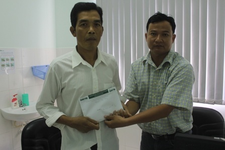 Phóng viên Dân trí trao số tiền nhà hảo tâm ủng hộ cho ông Cương