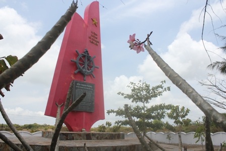 Di tích đường Hồ Chí Minh trên biển tại bến Thạnh Phong