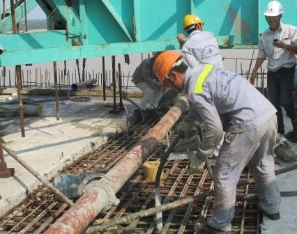 Công nhân đang gấp rút thi công phần cầu chính đảm bảo đúng tiến độ