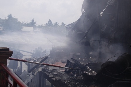 Đám cháy làm thiêu rụi hoàn toàn 2 căn nhà