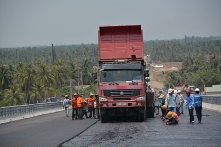 Phần dốc cầu, đường dẫn đang được thảm nhựa