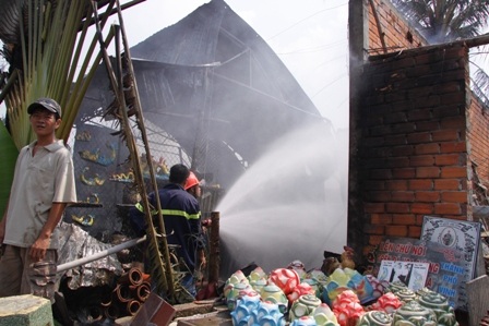 Lực lượng chữa cháy tích cực dập lửa để ngăn không lây lan các nhà bên cạnh