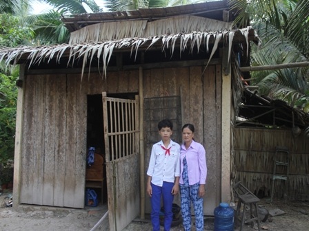 Hơn 36 triệu đồng đến với hoàn cảnh: “Cha ung thư, bé lớp 8 chỉ ăn cơm với… thịt cóc” - 2 Gia đình bà Thúy sẽ được xây dựng căn nhà mới bằng nguồn bạn đọc báo Dân Trí đóng góp