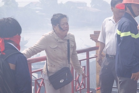 Bà Lan khóc nức nở khi căn nhà bị thiêu rụi hoàn toàn