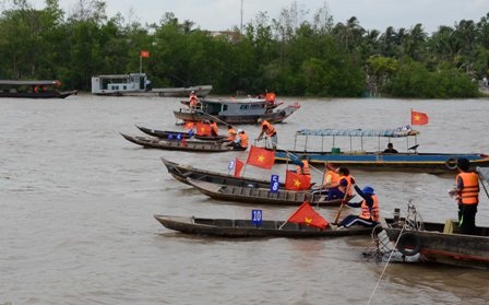Sôi động lễ hội đua xuồng trên sông - 2 Các vận động viên về vạch chẩn bị xuất phát