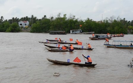 Sôi động lễ hội đua xuồng trên sông - 3 Bắt đầu xuất phát