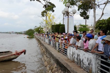 Sôi động lễ hội đua xuồng trên sông - 1 Rất đông cổ động viên đứng 2 bên bờ xem các vận động viên thi đấu