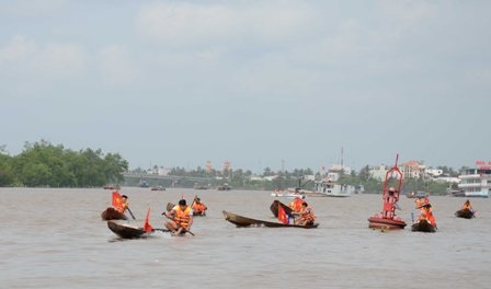 Sôi động lễ hội đua xuồng trên sông - 5 Tăng tốc về đích