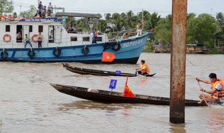 Sôi động lễ hội đua xuồng trên sông - 4 So kè nhau từng chút một