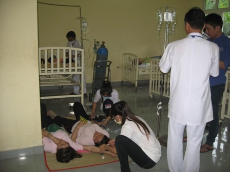 Một số công nhân phải nằm trên nền gạch