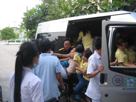 Rất nhiều công nhân được chuyển đến bệnh viện cấp cứu