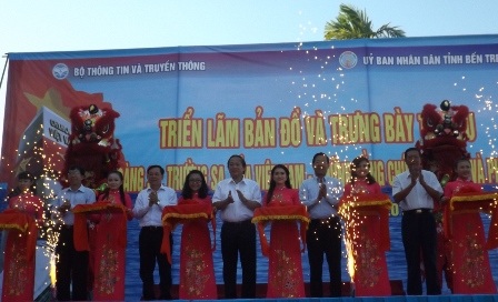 Lãnh đạo Bộ Thông tin và Truyền thông, UBND tỉnh Bến Tre cắt băng khai mạc triển lãm