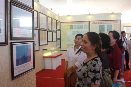 Nhiều người dân đến tham quan triển lãm
