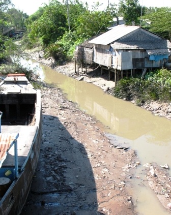 Một số tuyến kênh cũng bị cạn nước