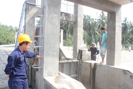 Kiểm tra, vận hành hệ thống cống ngăn mặn