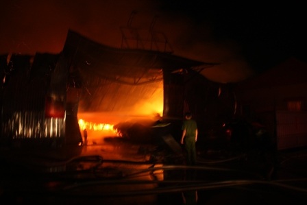 Đám cháy bùng phát dữ dội