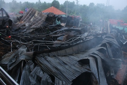 Toàn bộ nhà kho bị thiêu rụi