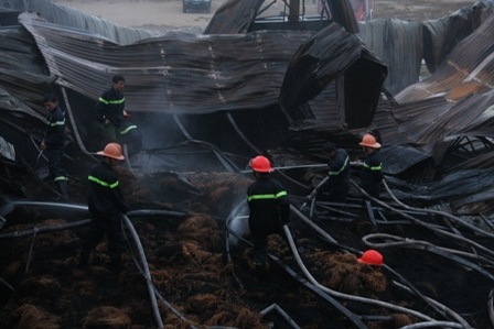 Cán bộ chiến sĩ được huy động đến hiện trường chữa cháy