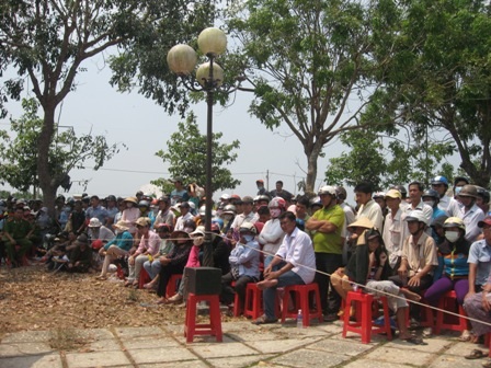 Rất đông người dân đến xem xét xử vụ án