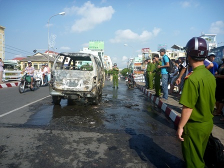 Chiếc xe gần như bị thiêu rụi hoàn toàn