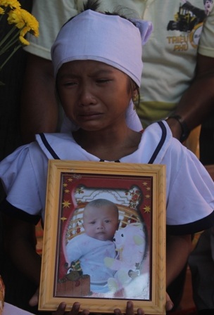 Bé Ngọc Giàu ôm di ảnh của đứa em trai khóc nức nở trong đám tang của mẹ