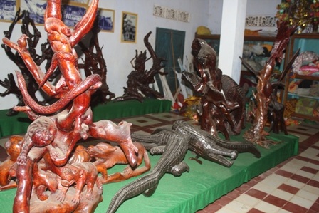 Những sản phẩm gỗ mỹ nghệ độc đáo của các sư trong chùa Hang