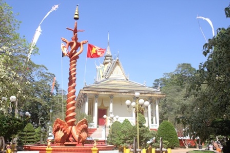 Du khách đến chùa được ngắm kiến trúc cổ kính, văn hóa tín ngưỡng độc đáo của người Khmer