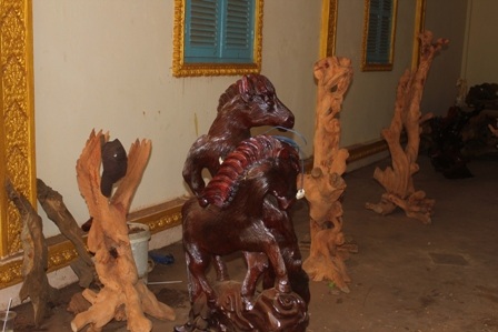 Những sản phẩm gỗ mỹ nghệ độc đáo của các sư trong chùa Hang