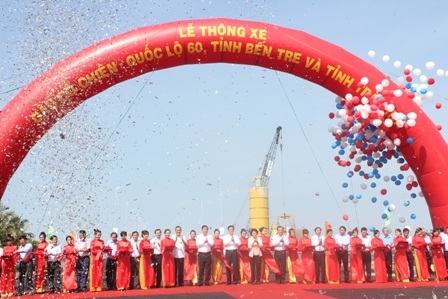 Lãnh đạo Đảng, các bộ ngành và chính quyền địa phương cắt băng thông xe cầu Cổ Chiên