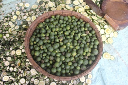 Cam non đủ kích cỡ được thương lái thu mua về xắt mỏng, phơi khô rồi xuất đi Trung Quốc