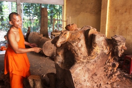 Các nghệ nhân miệt mày biến những gốc cây thành tác phẩm nghệ thuật độc đáo