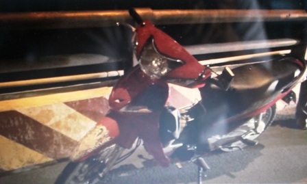 Chiếc xe gắn máy nạn nhân bỏ lại tại hiện trường