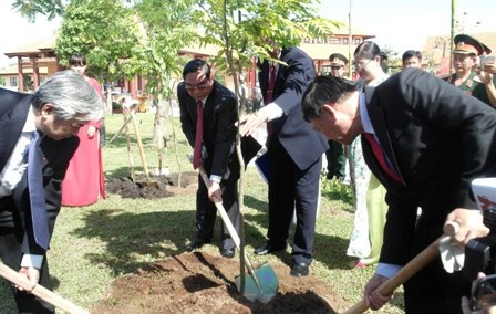 Lãnh đạo Đảng và nhà nước trồng cây trong khu lưu niệm