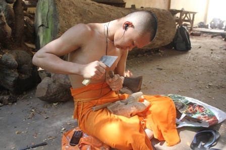 Các nghệ nhân miệt mày biến những gốc cây thành tác phẩm nghệ thuật độc đáo