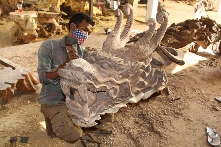 Các nghệ nhân miệt mày biến những gốc cây thành tác phẩm nghệ thuật độc đáo