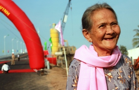 Bà Võ Thị Thi vui mừng trước giờ cầu Cổ Chiên được thông xe