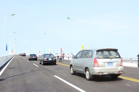 Những chiếc xe đầu tiên qua cầu Cổ Chiên