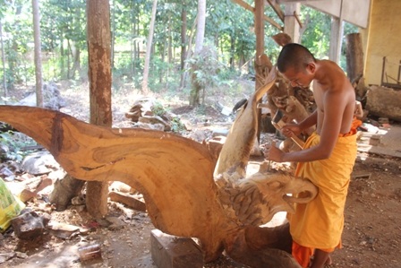 Các nghệ nhân miệt mày biến những gốc cây thành tác phẩm nghệ thuật độc đáo