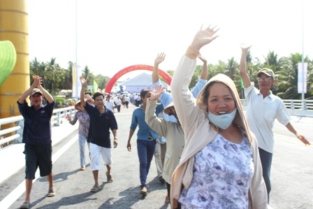 Người dân vui mừng đi bộ qua cầu Cổ Chiên