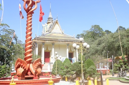 Nhạc cụ truyền thống được biểu diễn trong các lễ hội của người Khmer