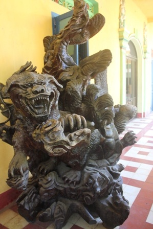 Những sản phẩm gỗ mỹ nghệ độc đáo của các sư trong chùa Hang