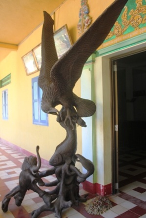 Những sản phẩm gỗ mỹ nghệ độc đáo của các sư trong chùa Hang