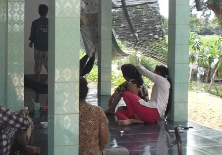 Nhà bà Oanh có nhiều người đến thăm hỏi sau khi H. trở về