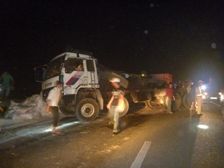 Xe tải lật ngang, gạo tràn ra đường gây ùn tắc giao thông