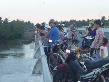 Rất đông người dân theo dõi việc tìm kiếm thi thể nạn nhân