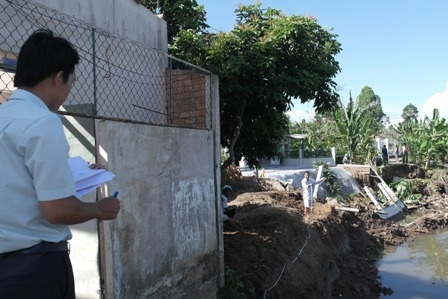 Cơ quan chức năng đến khảo sát để khắc phục sạt lở